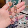 Pendientes Papalacha con gemas de amor rosa, chapados en oro de 18 quilates, con circonitas brillantes de múltiples cortes y corazón de color melocotón rosa.