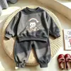 Nova coleção de primavera e outono: Conjunto de roupa esportiva de duas peças, moderno e fofo, para meninos, com design casual e modelagem solta, apresentando estampas de desenhos animados, perfeito para crianças pequenas