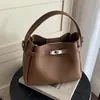 Bolso pequeño súper popular para mujer, nuevo bolso tipo cubo de hombro y cruzado de moda de verano 2026 de alta gama para el trabajo