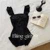 Mangas Voadores PequenasTraje de Banho Quente Preto Modelador com Babados Ombro a Ombro, Ajuste na Cintura, Roupa de Banho Conservadora para Estudantes