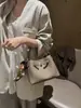 Bolso cubo con patrón de lichi para mujer, nuevo modelo 2026, bolso de mano, bolso de hombro, bolso cruzado, versátil para ir al trabajo, bolso cesta pequeño con colgante