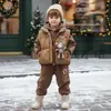 Roupa de Outono e Inverno para Bebê Menino Conjunto com Forro de Lã Novo Estiloso Desenho Animado Colete Quente Conjunto de Três Peças para Bebês e Meninas no Inverno