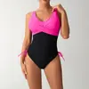 Bikini de una pieza estilo europeo y americano con bloques de color, escote en V, nudo cruzado y cordones laterales, que oculta el abdomen, adelgaza y favorece la figura