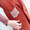 Bolsa de Contas Tecida Artesanal Flor Pontilhada Moda Acrílico Quadrada Pequena Bolsa Feminina Mini de Ombro Único Transversal com Corrente