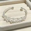 Pulseira de Cristal Zircônia Azul Brilhante Super Glamorosa com Contas Vazadas, Toque de Luxo Leve de Alta Qualidade, Pulseira Cruzada de Nicho