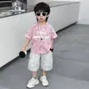 Conjunto de Verão para Meninos Fresco e Estiloso 2026 Nova Versão Coreana para 3-4 Anos, Roupas de Verão para Crianças Pequenas, Conjunto de Duas Peças com Manga Curta Tendência