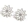 Moda Europeia e Americana Celebridade da Internet Elegante Nicho Luxo Leve Brincos de Aço Inoxidável Banhados a Ouro 18K Brincos de Flor de Crisântemo com Gota de Óleo Branco para Mulheres