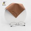 Paño de microfibra para gafas del fabricante, paño de limpieza de gafas hecho a medida, aguja de tela de café empaquetada individualmente, un lote de gamuza