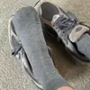 Los calcetines favoritos del otoño - combinados con calcetines de algodón de fibra larga ligeros de 40 hilos hasta la mitad de la pantorrilla en estilo retro gris de Birkenstock para el postparto