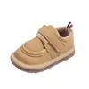 Sapatos casuais de couro com fecho de velcro e sola antiderrapante para bebês (meninos e meninas) de 0 a 1 ano, novos para primavera e outono, com som de chiado