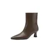 Botas de tornozelo de couro elegantes e sutilmente sexy, perfeitas para o outono e inverno de 2026, versáteis para o trabalho e o dia a dia, apresentando um pequeno salto bloco, bico fino e feitas de couro genuíno