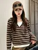 Moletom de malha listrado feminino com design de duas peças falsas, apresentando modelagem solta, detalhes em patchwork, estilo casual, efeito emagrecedor e versatilidade para usar como suéter ou peça externa para primavera e outono