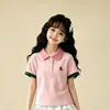 Moda de Verão para Meninas Fofo 2026 Novo Estilo Estilo Acadêmico Gola Polo Fino Manga Curta Conjunto de Duas Peças para Crianças Mais Velhas Tendência