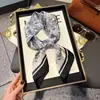 Lenço Quadrado de Seda Falsa com Estampa Paisley Vintage 70cm Lenço de Cetim com Estampa de Zebra Estampa de Castelo Acessório para Terno Camisa Lenço de Pescoço