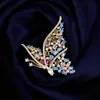 Broche Borboleta Luxuoso e Exquisitamente Trabalhado para Mulheres, Totalmente Adornado com Zircônia e Pedras Coloridas, Exalando uma Vibração de Luxo Leve de Alto Padrão, Perfeito como Acessório para Roupas de Outono e Inverno