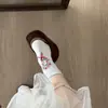 Nova coleção feminina de primavera e verão: Meias estilosas estilo chinês, sem costura, respiráveis, absorventes de suor, de algodão, com pequeno bordado floral, comprimento até a panturrilha e detalhe de laço