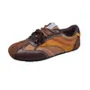 Popular modelo nuevo ligero, cómodos zapatos de mujer 2026, estilo otoño de suela plana, zapatillas de entrenamiento alemanas versátiles, zapatos casuales de tela antideslizantes de suela blanda