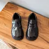 Zapatos negros de cuero para niños, nuevo estilo británico, calzado formal para niños, suela suave, adecuados para estudiantes de primaria, charol, zapatos para pajes, zapatos de actuación, zapatos de vestir