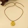 Nova Colar Pingente Bússola Vazada Estilo Chinês Banhada a Ouro com Corda Trançada para Mulheres, Corrente de Suéter Rotativa Fashionável e Elegante