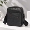 Bolso nuevo de cuero genuino para hombre, un bolso de hombro versátil para el día a día, hecho de piel de vaca de grano superior con múltiples compartimentos, puede albergar un cuaderno A5 y admite personalización