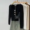 Camada interna para outono e inverno com toque de alta qualidade, camisa base de malha com botões e gola U para mulheres, novo modelo 2026, top estilo coreano único e super estiloso