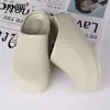 Pantuflas para uso exterior, estilo slip-on para parejas, EVA de alta calidad con textura de arco 3D, pantuflas perforadas de punta cerrada estilo Birkenstock
