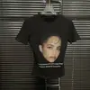 Camiseta Negra de Hombro Descubierto con Estampado de Figura Estilo Retro Americano para Mujer Verano Corta Ajustada Top Corto Spice Girl