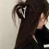 Pinza para el Cabello Simple con Perla y Letra para Mujer 2026 Nuevo Estilo Pinza de Garra Metálica para la Parte Trasera de la Cabeza con un Toque de Lujo Pinza de Tiburón Accesorio para el Cabello