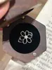 Anillo de Flor Popular de Xiaohongshu para Mujer, Anillo de Dedo Índice de Flor Hueca Chapado en Oro de Lujo Ligero, Anillo de Gama Alta, Exquisito y a la Moda