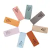 En stock etiquetas de colores hechas a mano letra plegada relieve gamuza terciopelo cuero etiquetas sombreros bolsos hechos a mano ropa infantil