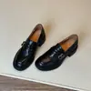 Zapatos de Mocasín Versátiles de Moda Estilo Británico Nuevos para Mujer para la Primavera Temprana 2026 con Tacón Grueso y Diseño de Hebilla de Cinturón