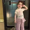 Conjunto de verano nuevo estilo coreano para niñas 2026, camiseta linda para bebés, top versátil, pantalones de pierna ancha con dobladillo de volantes a la moda
