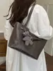 Nova bolsa de mão de grande capacidade, estilo minimalista retrô 2026, bolsa de ombro feminina casual e estilosa, adequada tanto para o uso diário quanto para o trabalho, uma bolsa tote versátil para exportação