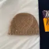 Gorro de punto liso suave y cómodo con bordes deshilachados, un sombrero cálido y elegante para mujer en otoño e invierno, diseñado para hacer que el rostro parezca más pequeño, un nuevo estilo de gorro de punto