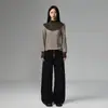 Calça cargo preta versátil e moderna estilo coreano com botões plissados de cinco fileiras, corte solto, casual e sofisticada.