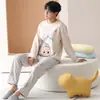 Pijama de Algodón Puro con Dibujos Animados para Hombre, Manga Larga, Pantalón Largo, Cuello Redondo, Sin Capucha, Corte Holgado, Se Puede Usar Afuera, Conjunto para Estar en Casa, Otoño