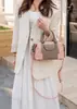 Bolsa Feminina de Couro Genuíno de Alta Qualidade Combinação de Cores Bolsa de Mão Feminina Moda 2025 Nova Bolsa de Ombro Transversal de Couro Bovino de Primeira Camada para o Dia a Dia