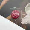 Novo Patch de Liga Metálica Face Sorridente com Letras Vermelhas Ankora Acessórios Grampo de Cabelo Bordô Artesanal Capa de Celular Materiais DIY