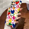 Funda de teléfono con corazón de arcoíris tipo graffiti de dopamina dibujada a mano estilo infantil adecuada para Samsung S24 funda de película al por mayor