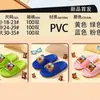 El fabricante suministra pantuflas para niños en múltiples tallas y colores mixtos, con adorables diseños de animales, hechas de plástico PVC transpirable y diseñadas como zapatillas sin cordones de una sola pieza para bebés