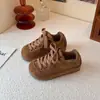 Novos estilos de primavera e outono de tênis infantis leves e com sola macia: sapatos casuais para meninas, sapatos versáteis estilo coreano e sapatos de bebê para meninos