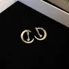 "Abalorio Floral de Perla" aretes de botón florales vintage con circonita y perla, aretes de lujo ligero de alta gama con un diseño único, aretes de nicho