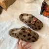 Lindas Pantuflas de Felpa con Estampado de Leopardo de Dibujos Animados para Mujer 2026 Otoño Nueva Llegada Puntera Cerrada Antideslizantes Cálidas Usables Pantuflas de Algodón Perezosas