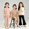 Conjunto de Suéter para Meninas Outono/Inverno Novo 2026 Suéter Brilhante com Diamantes e Calça Flare Conjunto de Tricô Pulôver Duas Peças