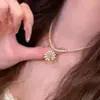 Collar de Perlas con Colgante de Margarita Pequeña de Diamante Completo, Luz Brillante, Lujo, Cadena para Clavícula de Flor Exquisita de Moda Retro para Mujer, Gama Alta