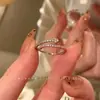 Anillo abierto de serpiente lujoso incrustado de diamantes para mujer, diseño único con un toque de alta gama, anillo ajustable, estilo minimalista, adecuado para usar en capas