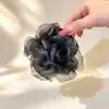 Pinza de garra de rosa de malla etérea estilo coreano con diseño floral tridimensional brillante, pinza de tiburón para recogidos en la parte posterior de la cabeza, accesorio para el cabello de mujer al por mayor