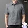 2026 Verano Hombres Nueva Camisa Ligera de Lujo Rayas Cuadros Agujeros Transpirables Seda de Hielo Sin Costuras Alta Gama Casual Manga Corta