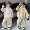 Conjunto de Ropa de Otoño para Niños 2026 Nuevo Conjunto de Tres Piezas Informal Elegante y Versátil para Bebé Niño Moda Infantil Tendencia Primavera-Otoño