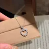 Exclusivo transfronterizo europeo y americano: Elegante collar con colgante en forma de corazón, una pieza de joyería de moda para mujer, con detalles de diamantes, hecho de plata S925